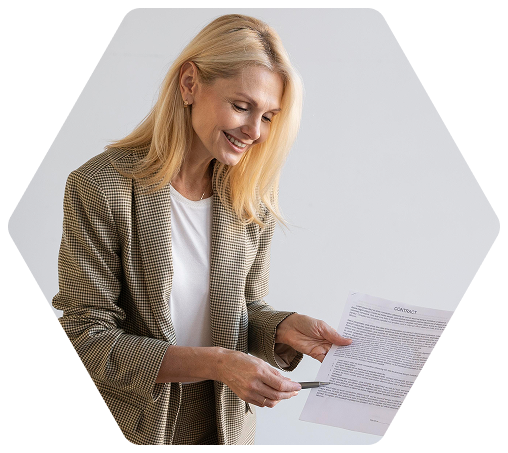 Frau präsentiert Marketingunterlagen