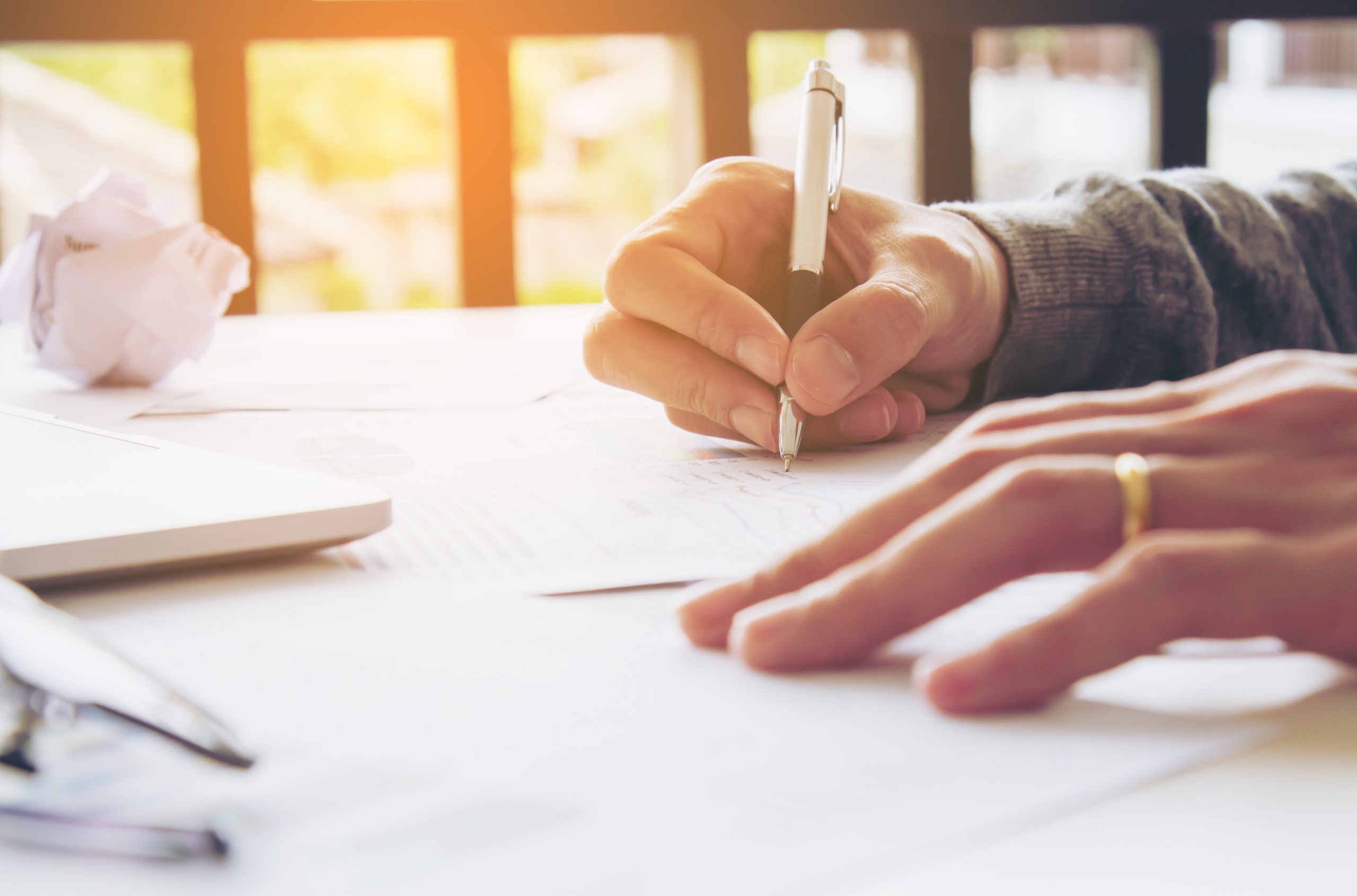 Geschäftsleuten unterzeichnen einen Vertrag